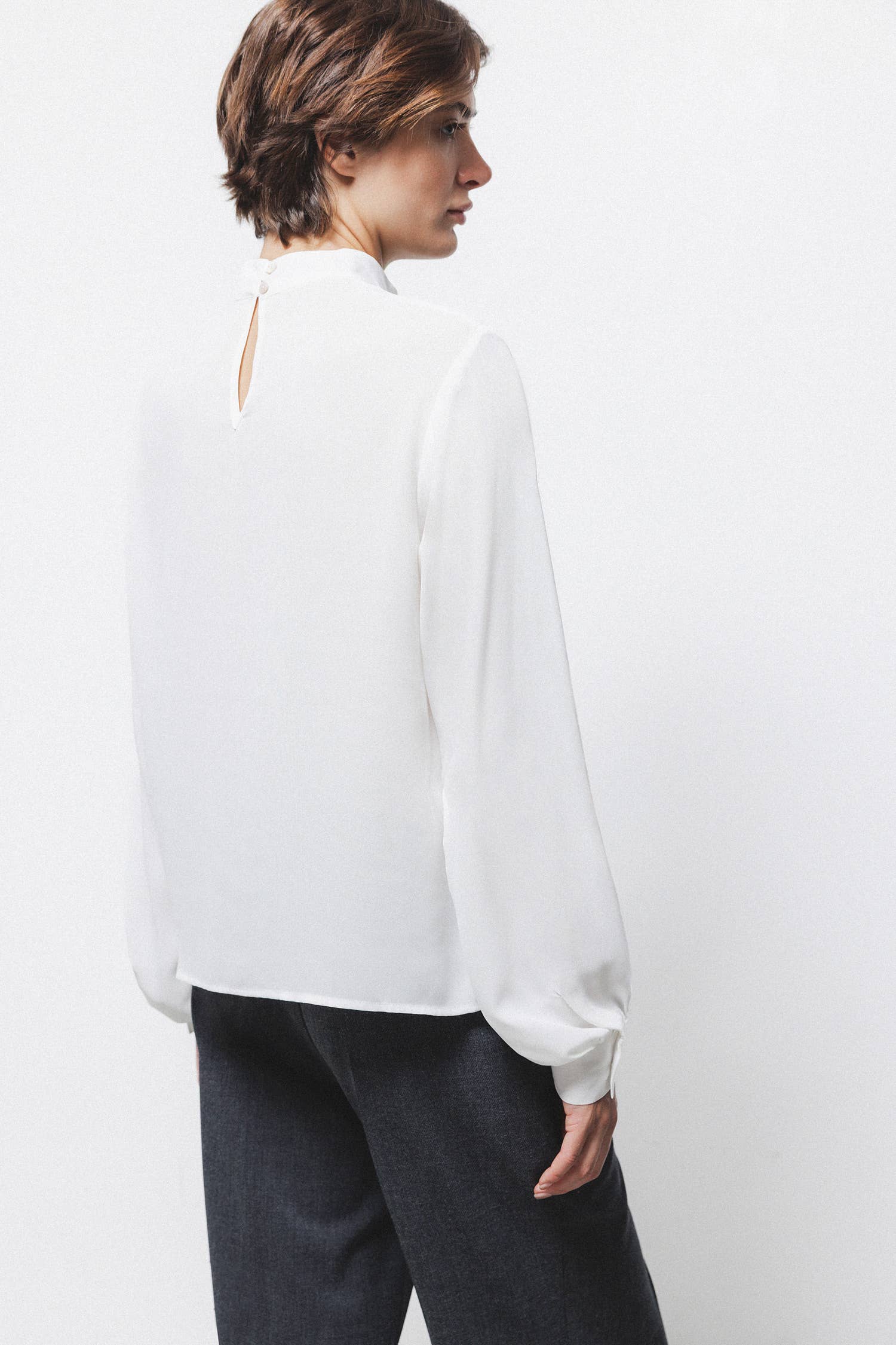 Blusa minimal con collo alto