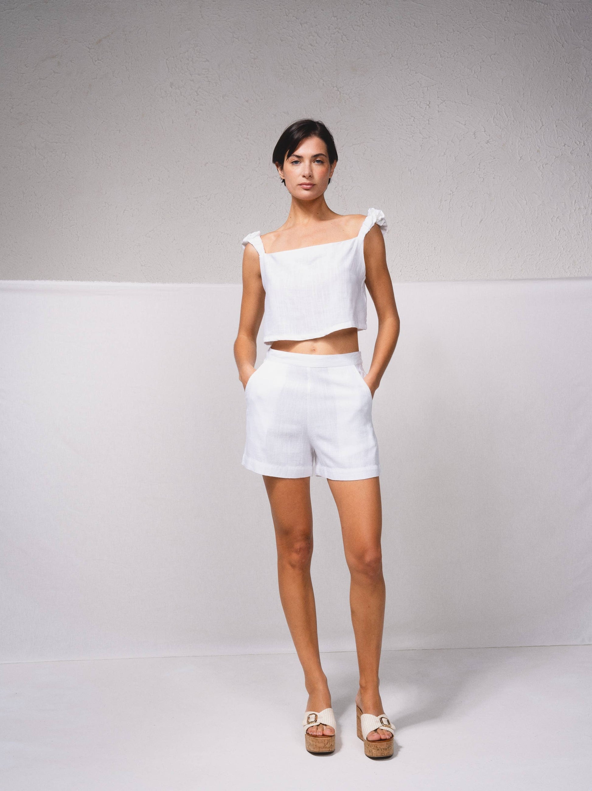 Top corto in lino con spalline arricciate