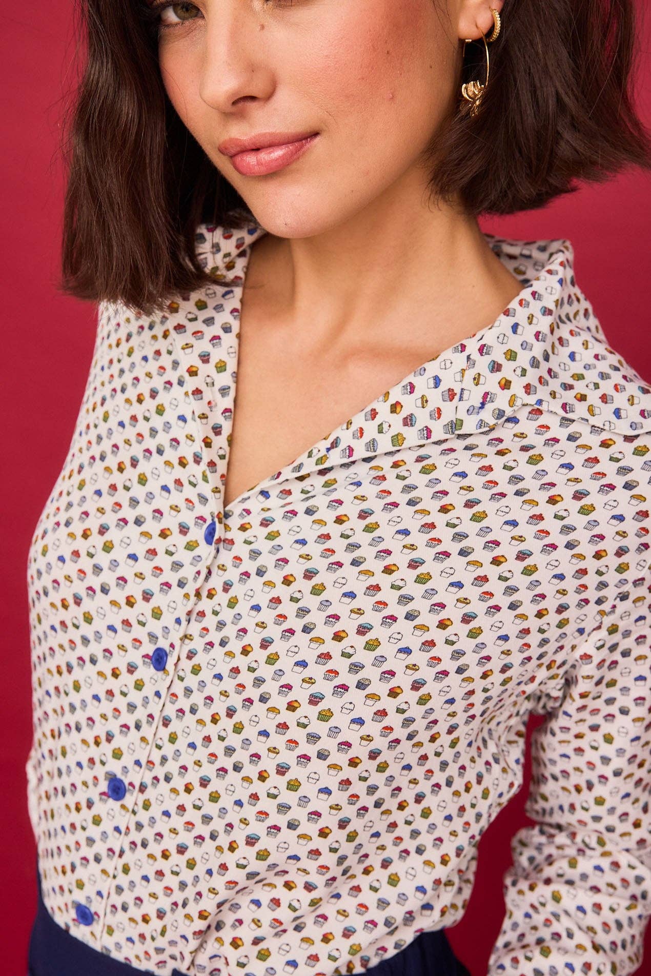 Camicia fantasia cupcake con bottoni blu