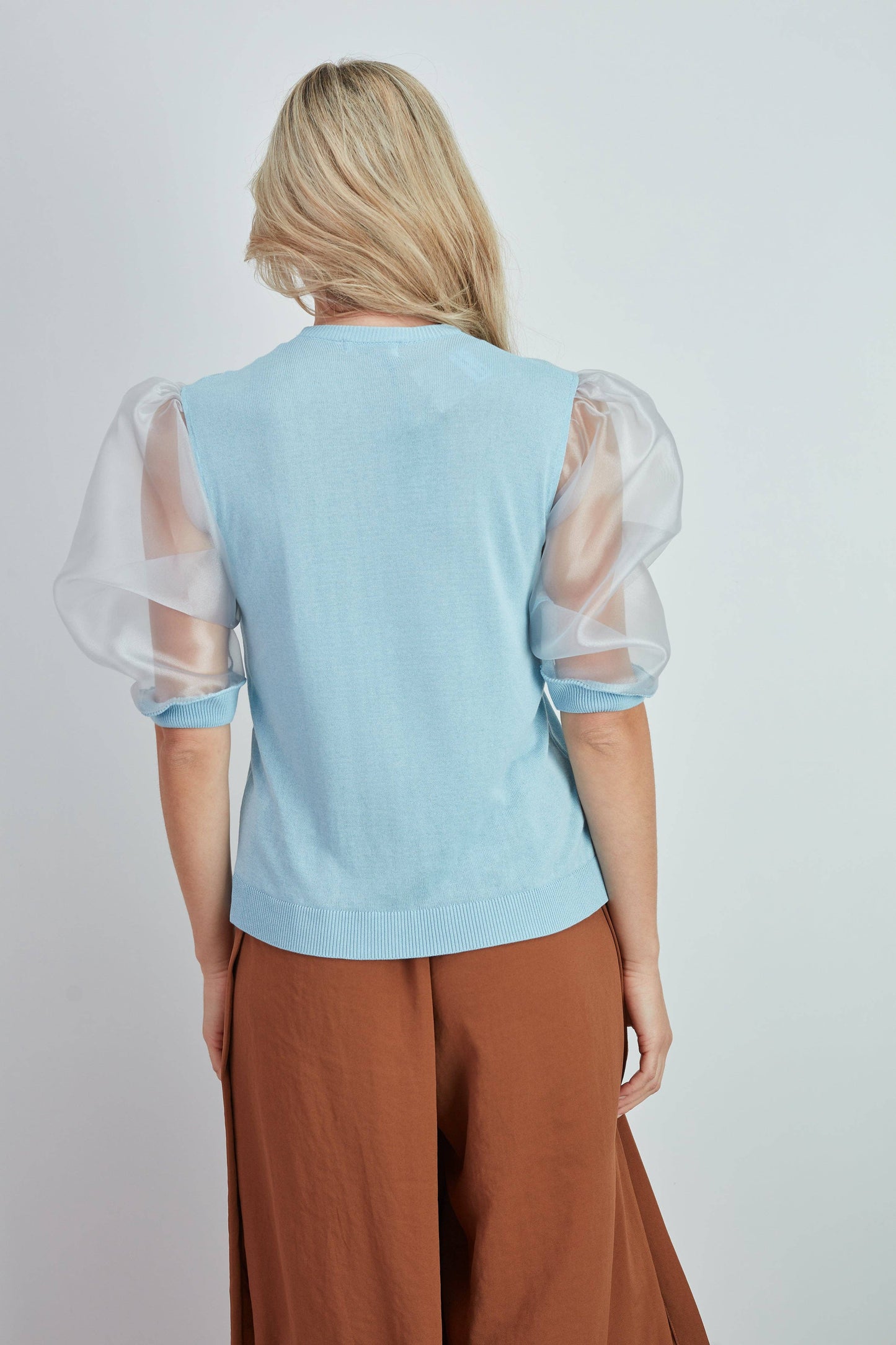 Top in viscosa con maniche in organza