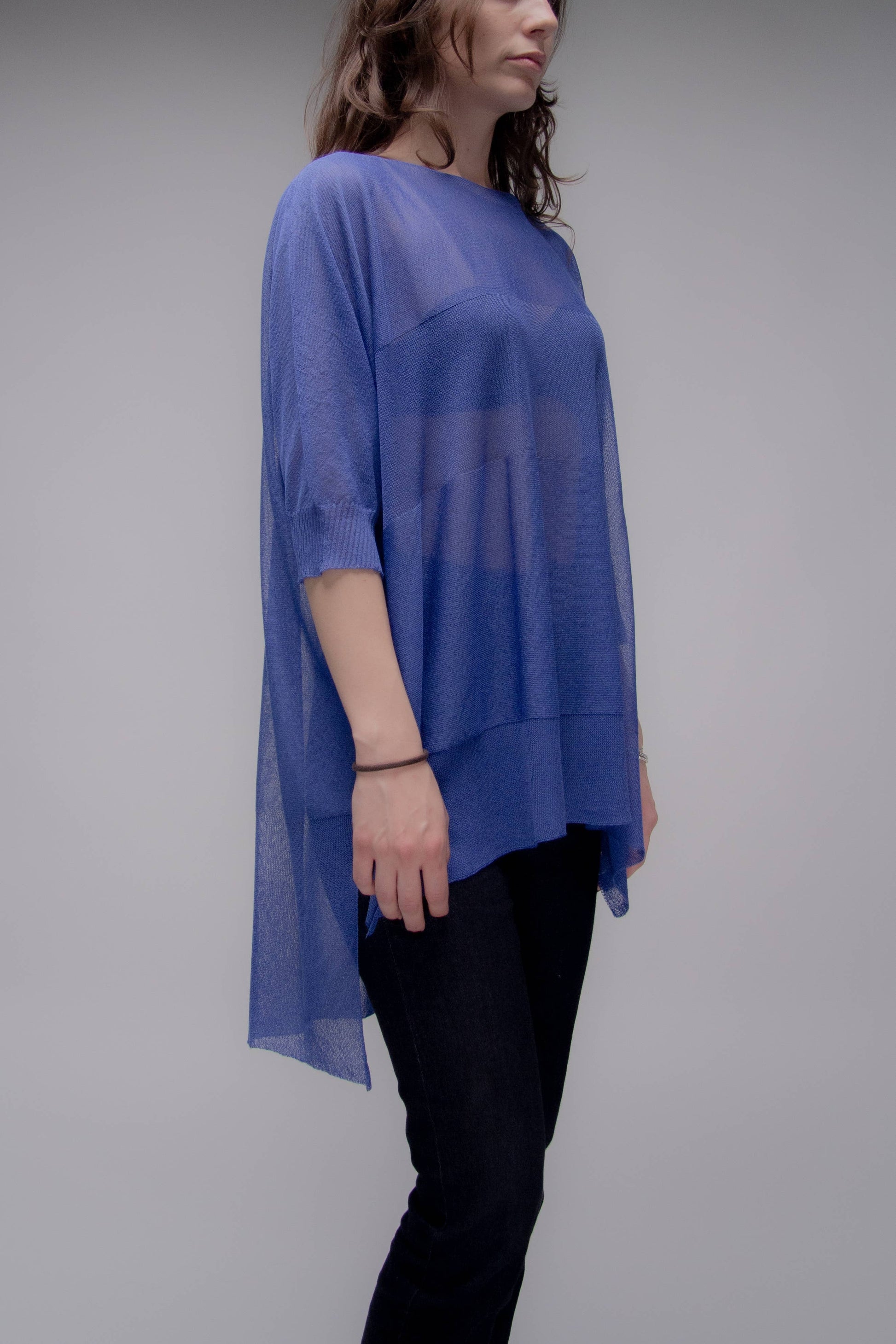 Pullover oversize con scollo a barca in maglia leggera
