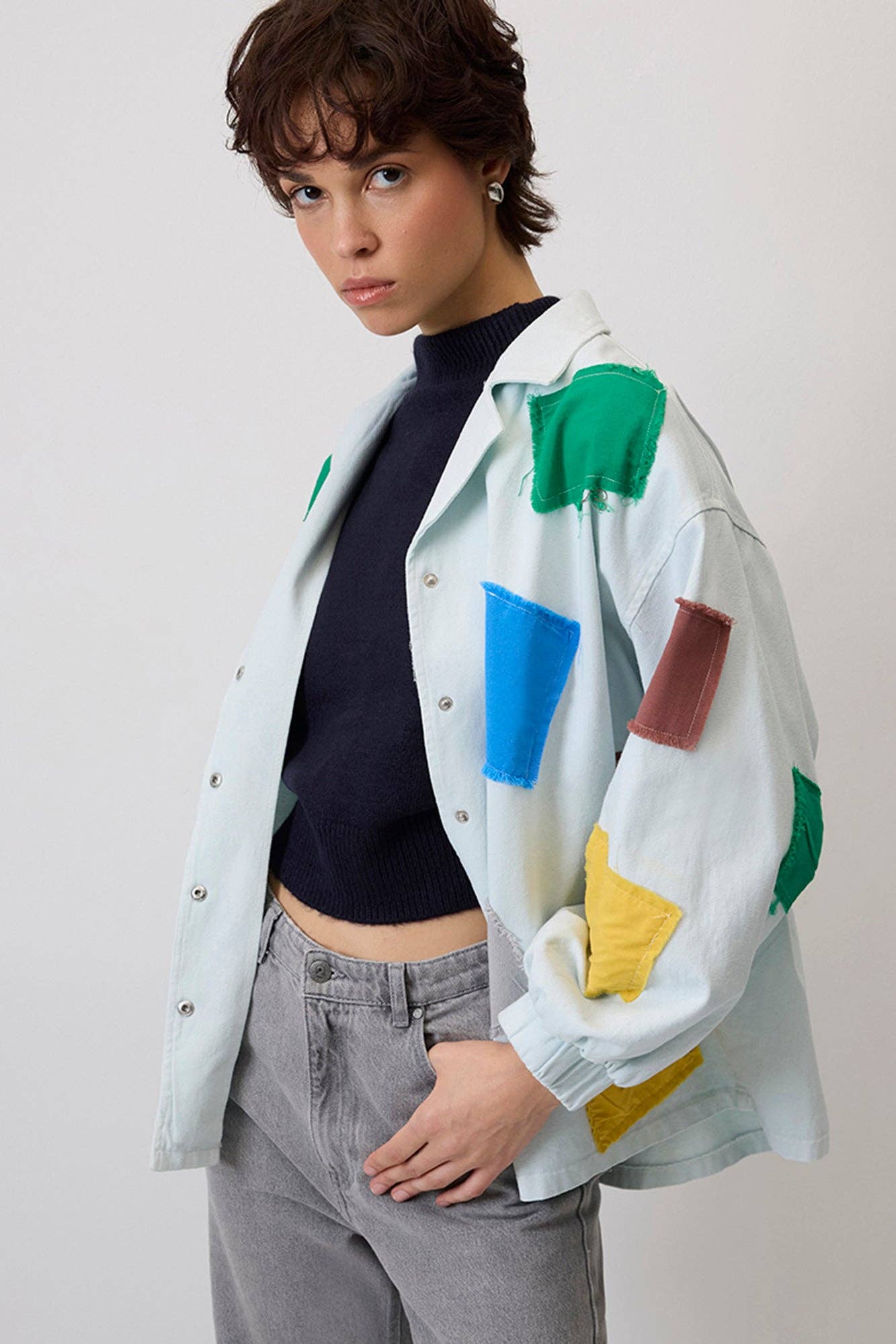 Giacca in gabardine con toppe colorate