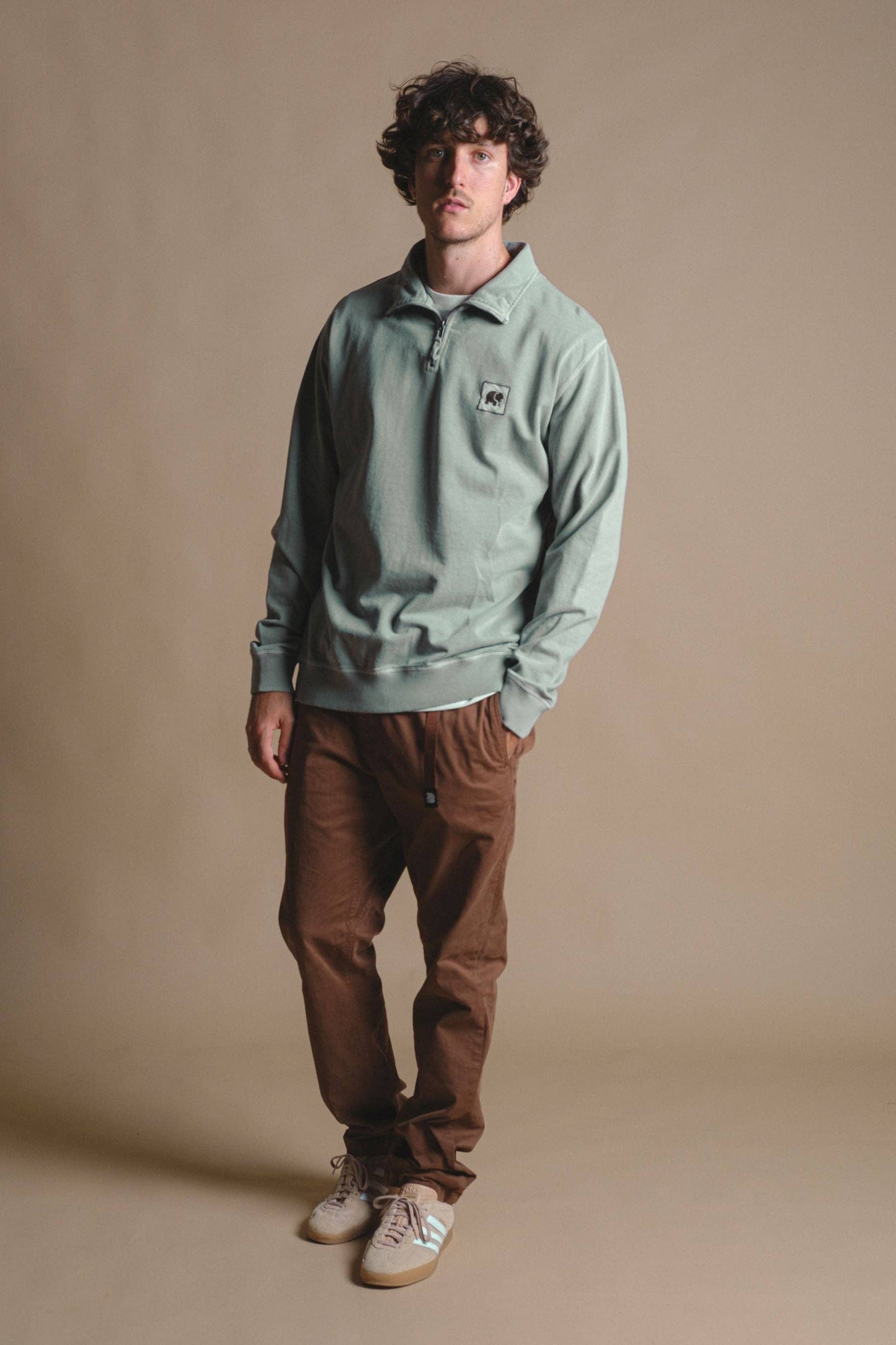 Maglione uomo con zip a un quarto tinto a pigmento verde salvia