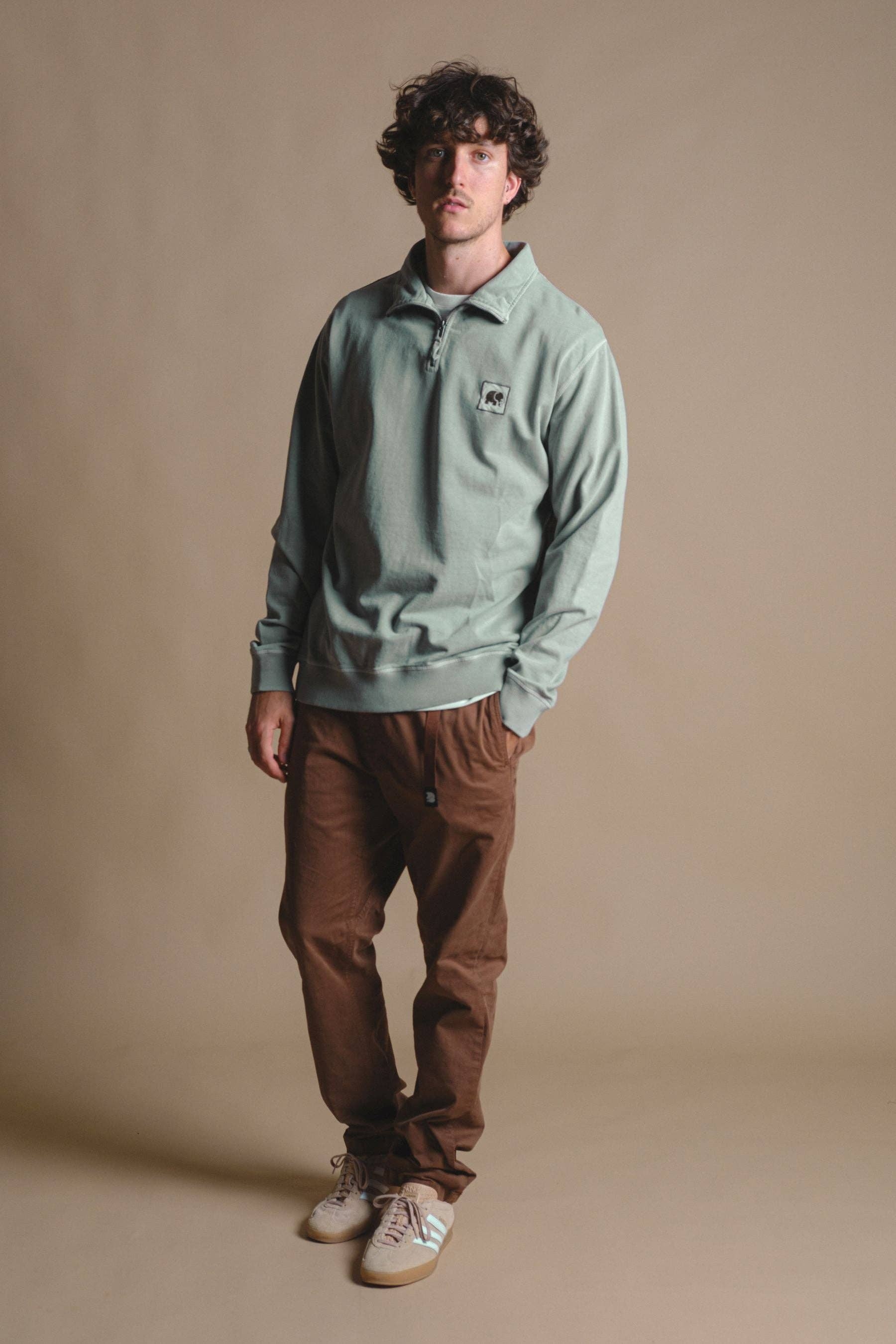 Maglione uomo con zip a un quarto tinto a pigmento verde salvia