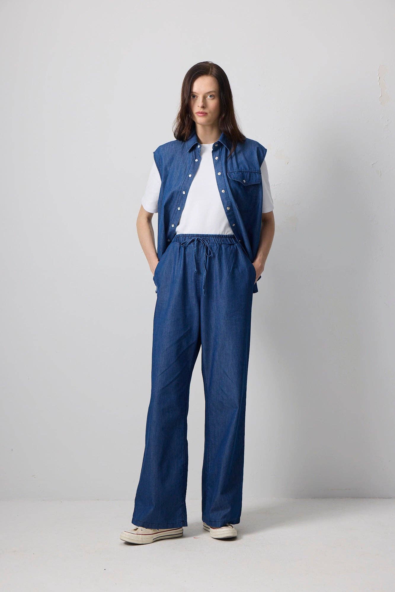 Pantaloni in denim leggero a vita alta con coulisse