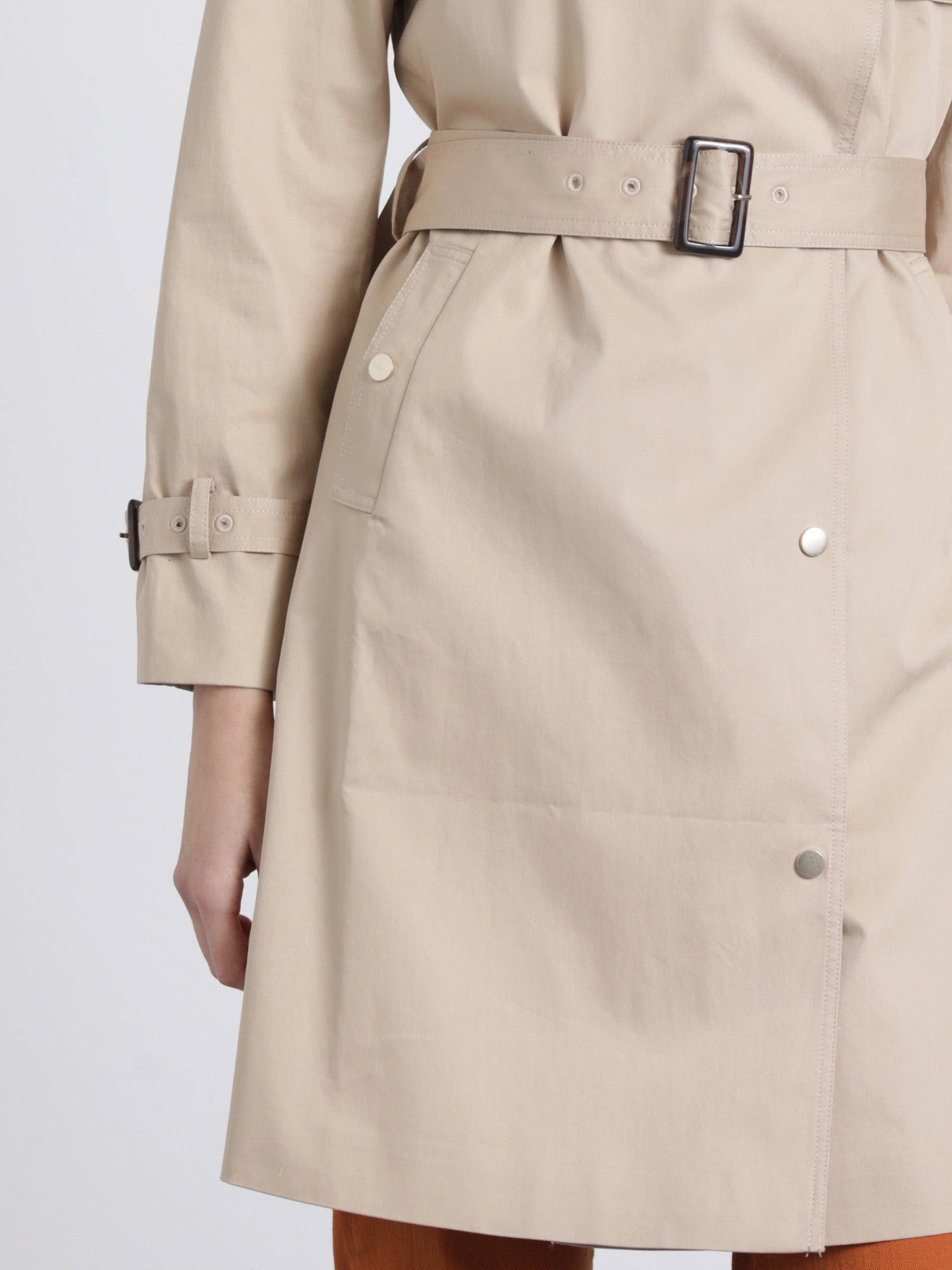 Trench in gabardine beige con cintura e colletto a quadri