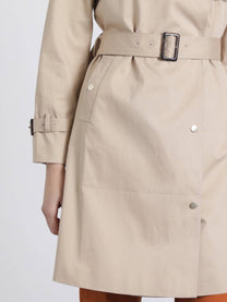 Trench in gabardine beige con cintura e colletto a quadri