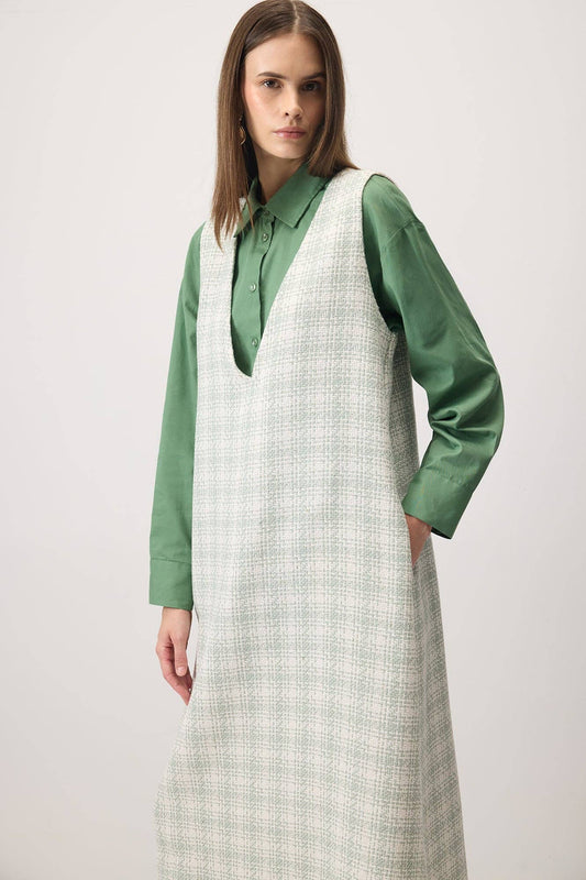 Abito lungo smanicato in tweed