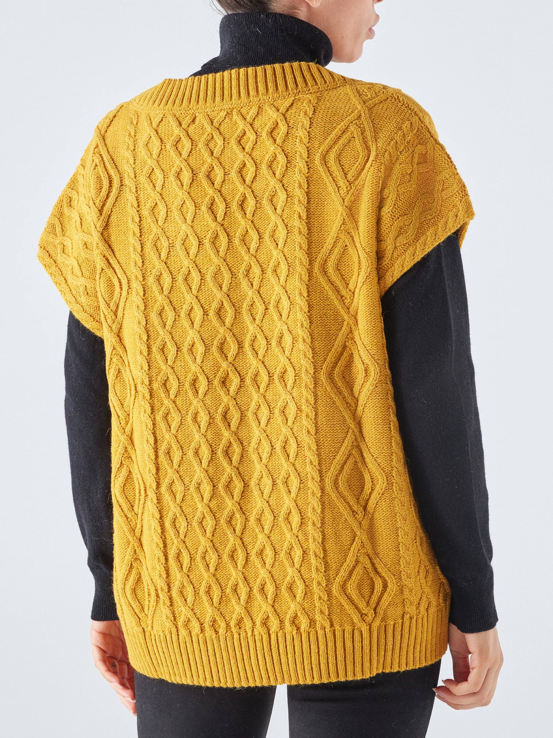 Gilet in maglia a trecce con scollo a V