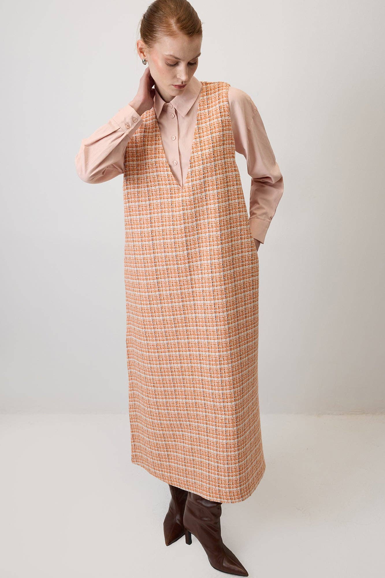 Abito pinafore in tweed a quadri con scollo a V