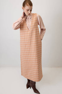 Abito pinafore in tweed a quadri con scollo a V