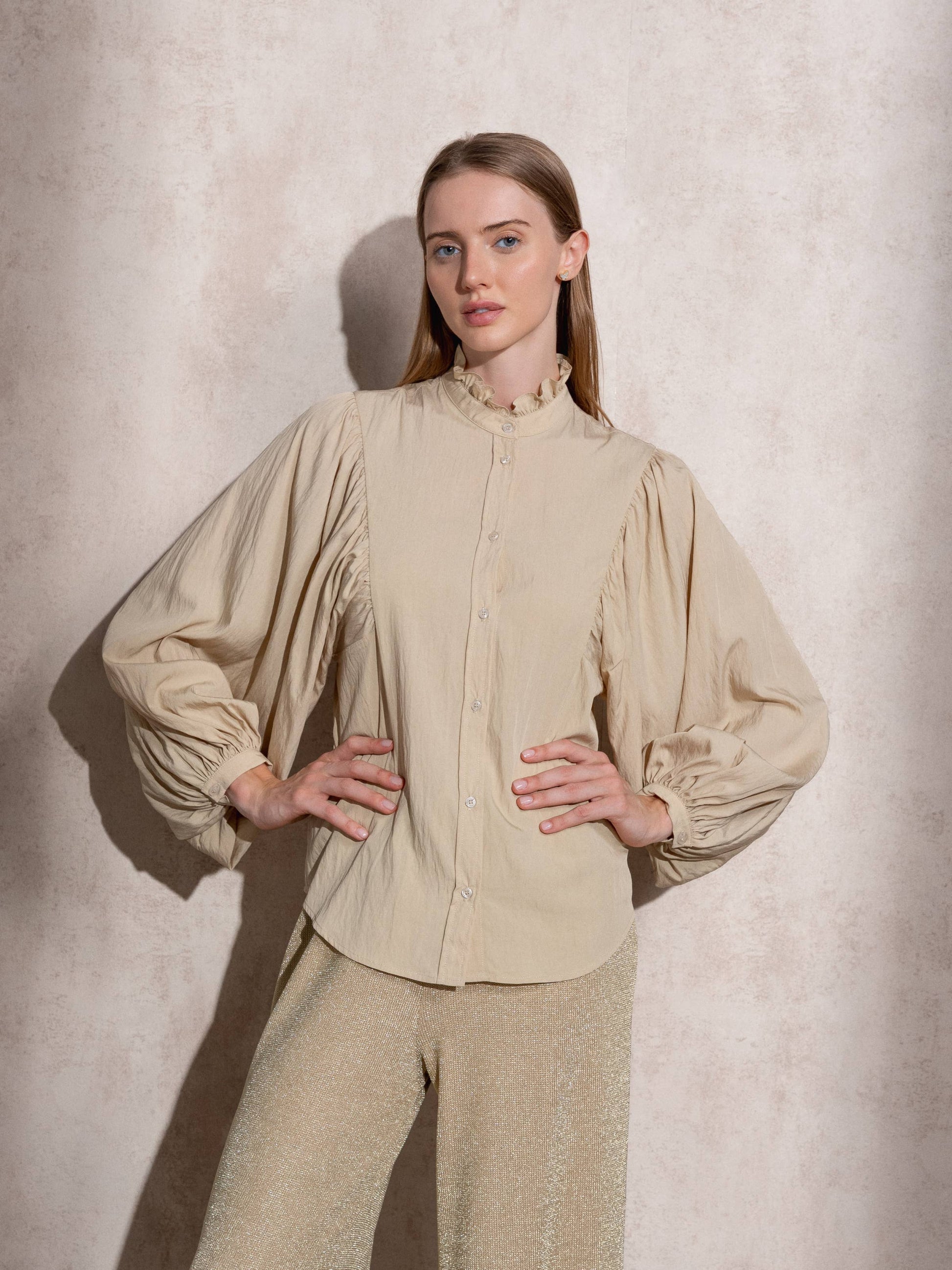 Blusa con maniche a palloncino e collo arricciato