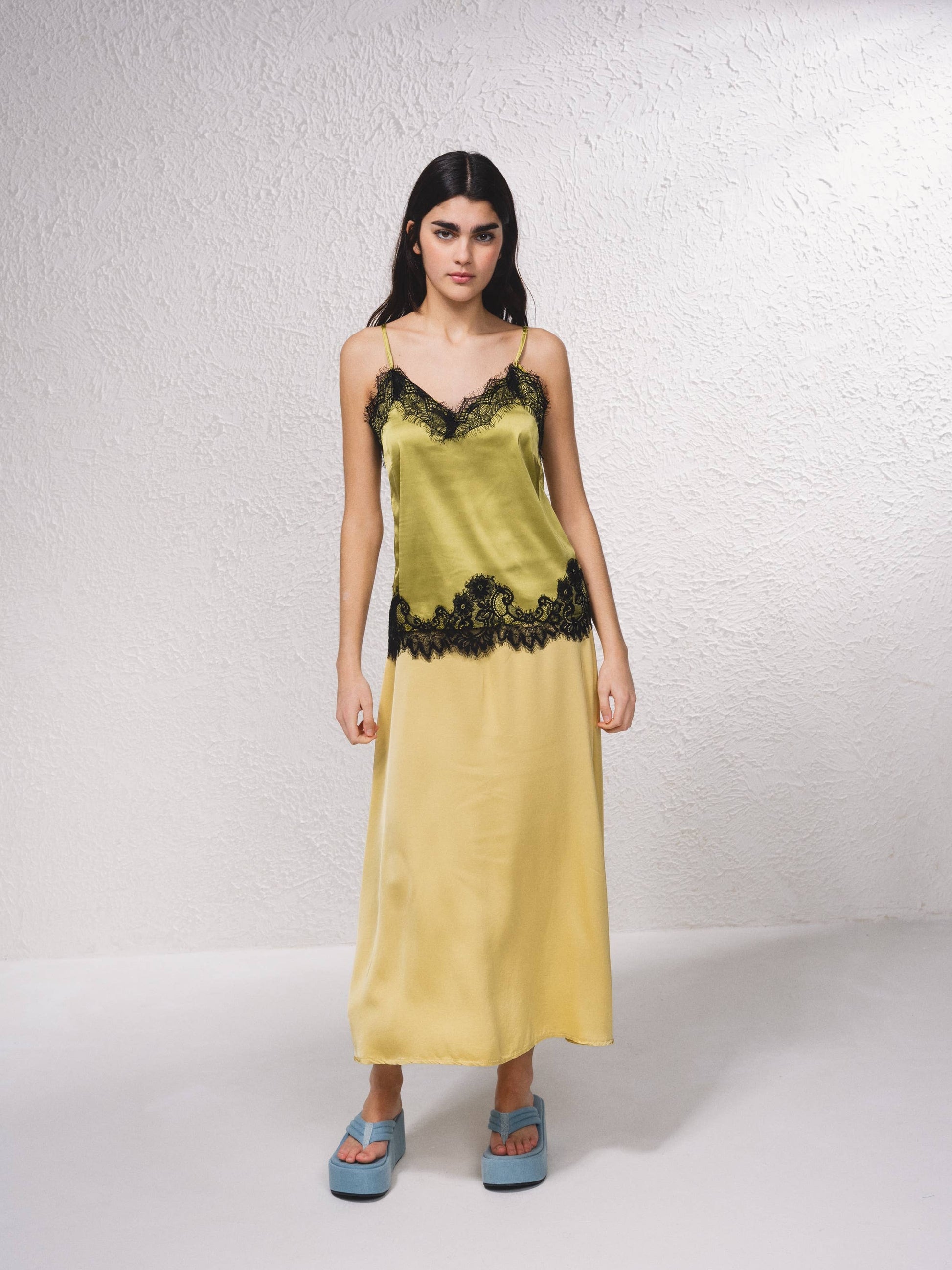 Top fluido con pizzo e scollo a V