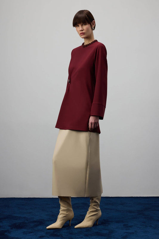 Camicetta drappeggiata con accessorio metallico