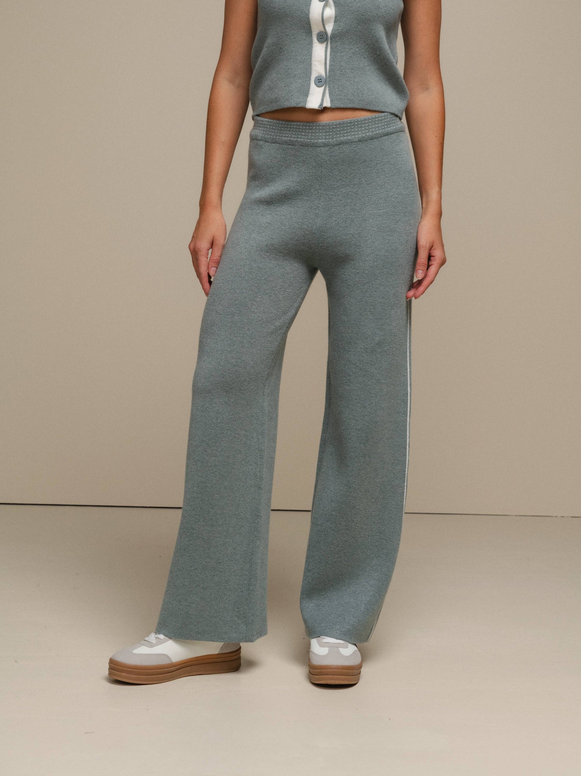 Pantaloni in maglia a gamba ampia con profili a contrasto