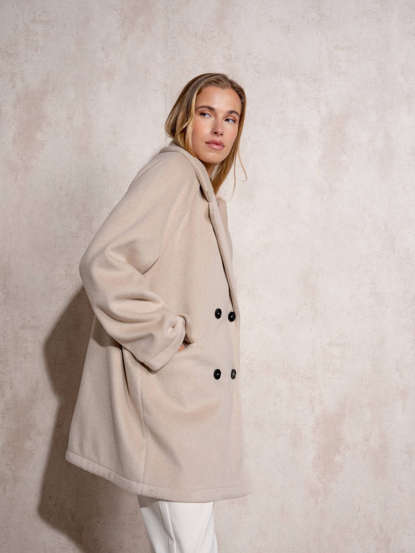 Cappotto midi doppiopetto con revers ampio
