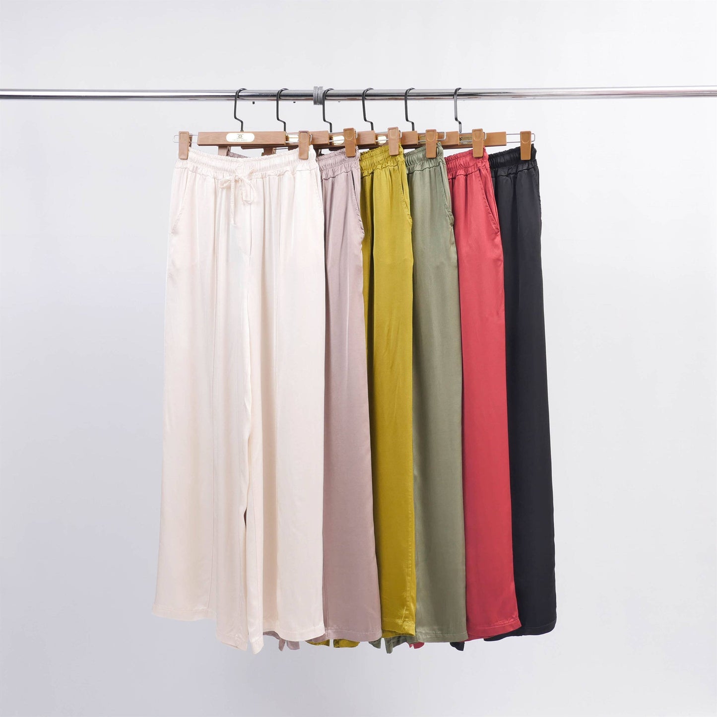 Pantaloni fluidi in raso a gamba ampia