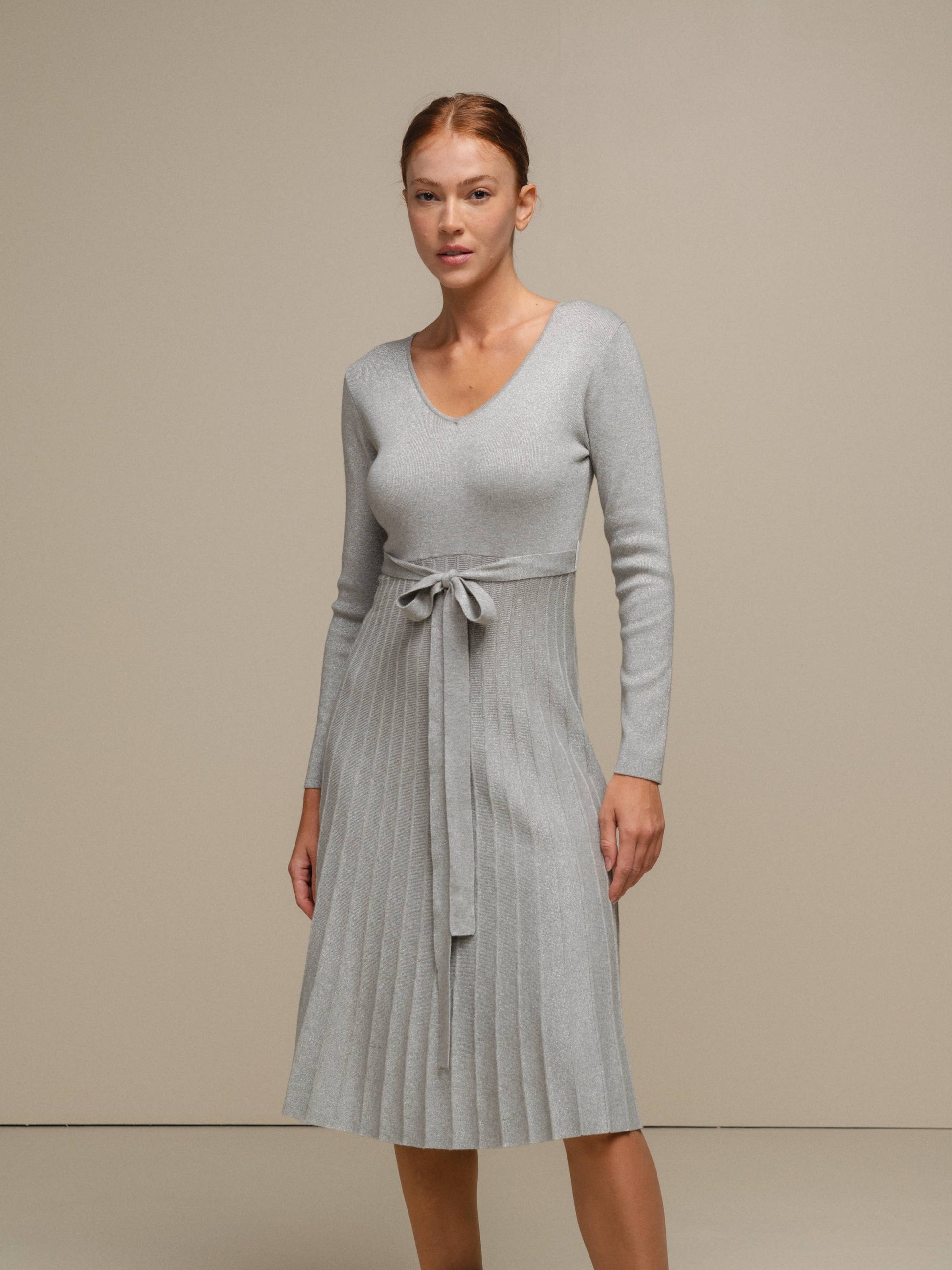 Abito midi in maglia lurex con gonna plissé e cintura