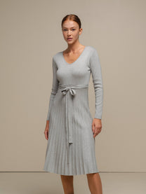 Abito midi in maglia lurex con gonna plissé e cintura