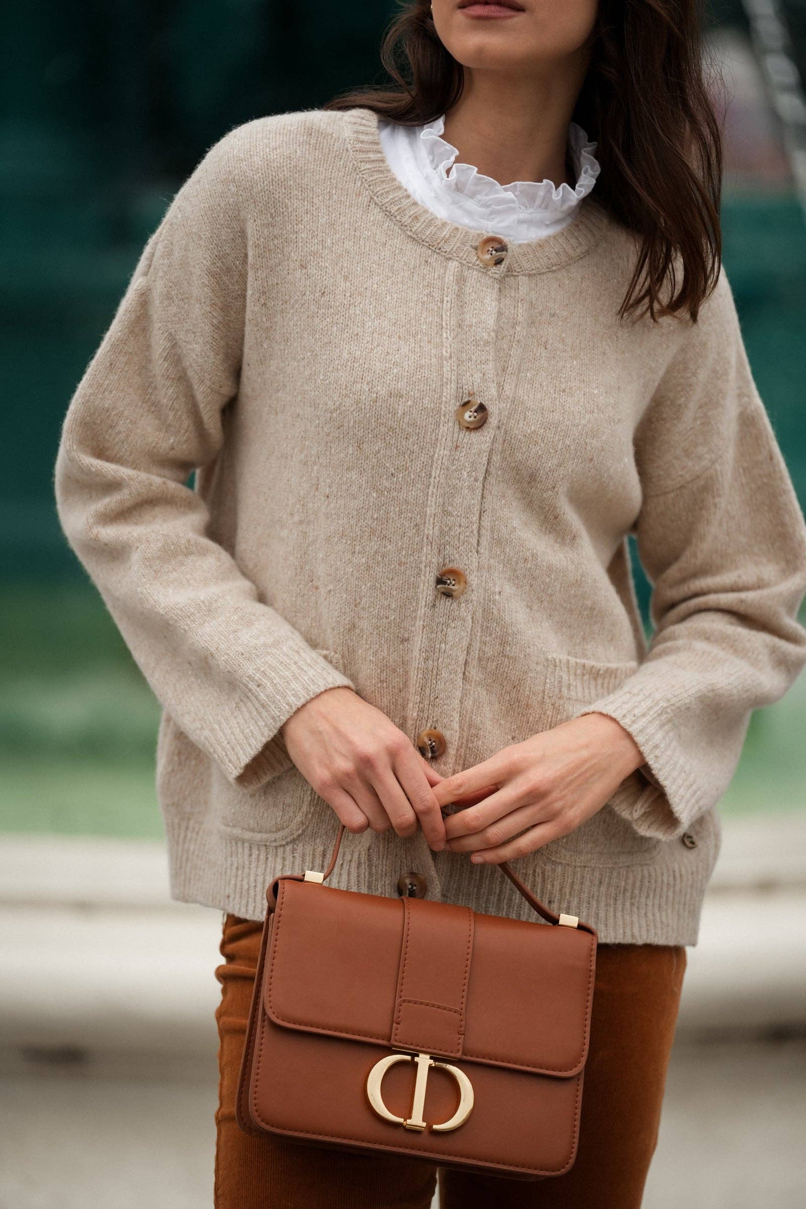 Cardigan in maglia beige con bottoni