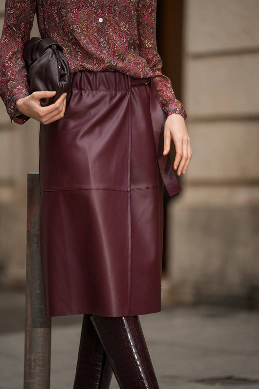 Gonna midi effetto pelle con cintura laterale