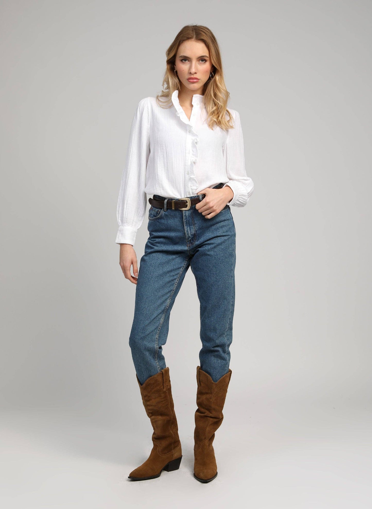 Camicia bianca con rouches e collo alto