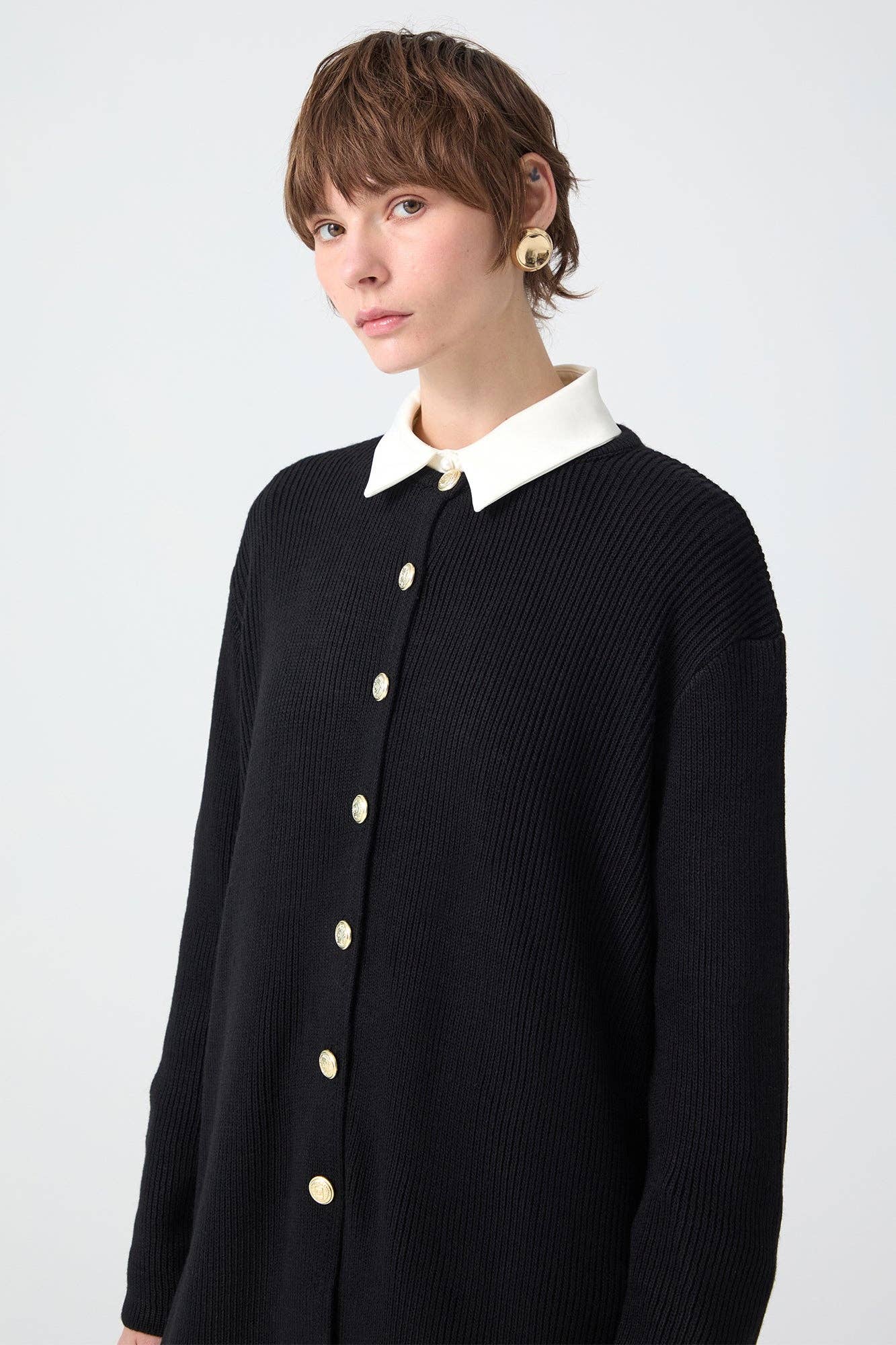 Cardigan lungo nero con bottoni dorati e colletto a contrasto