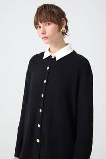 Cardigan lungo nero con bottoni dorati e colletto a contrasto