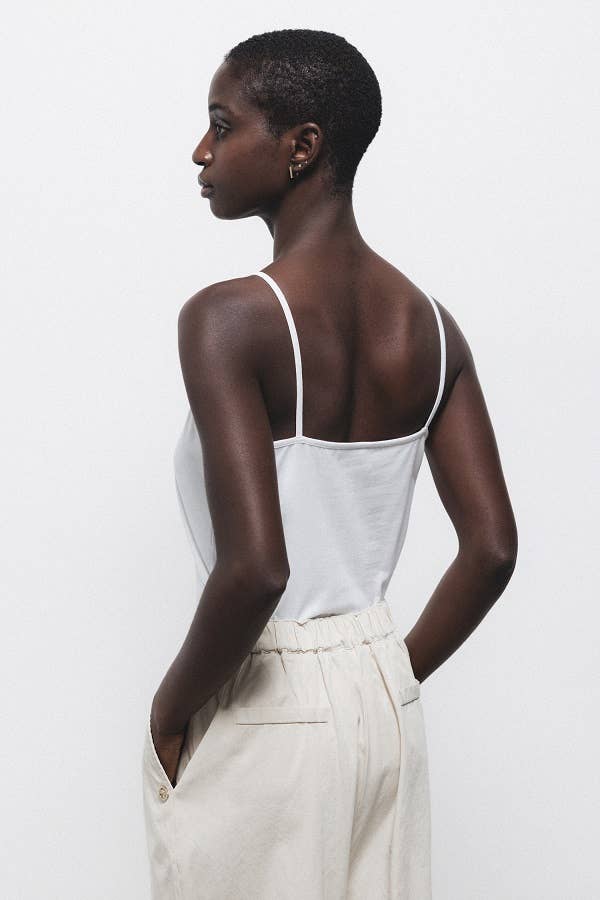 Top basic con scollo a V e spalline sottili