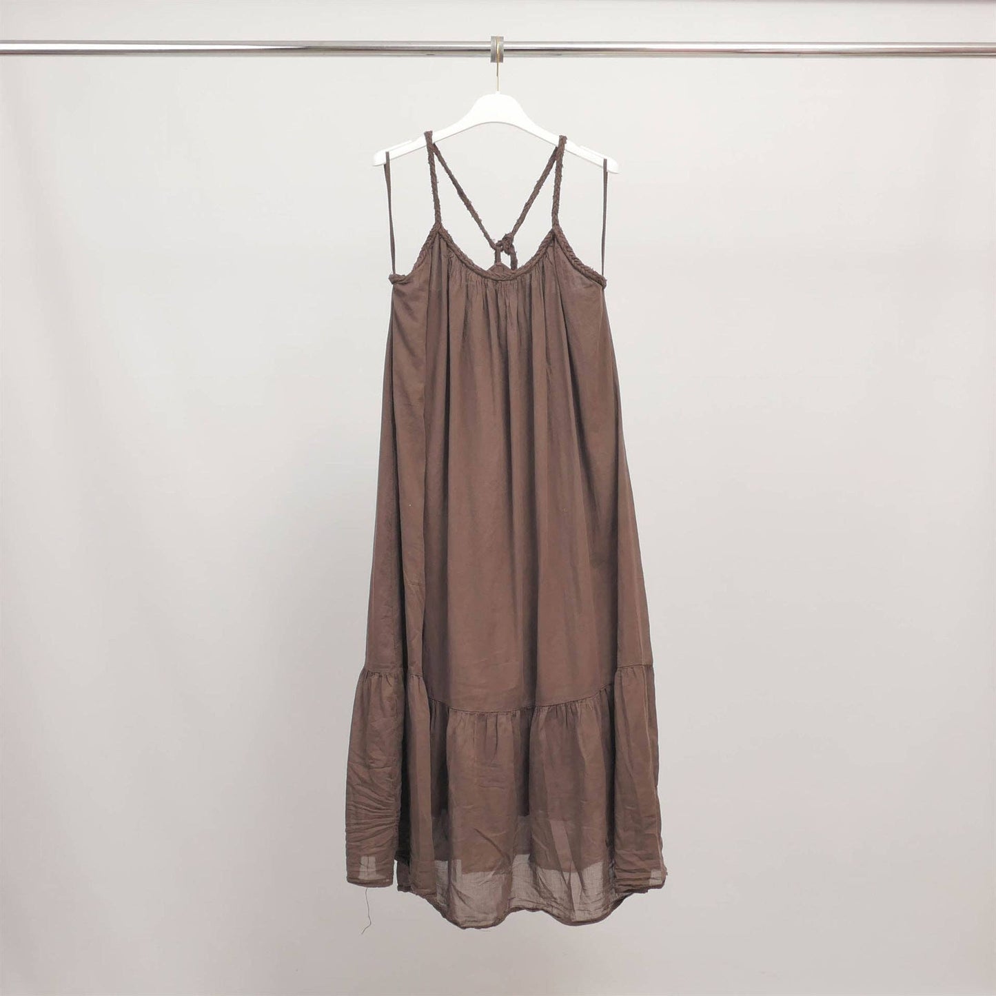 Abito lungo bohemien con spalline intrecciate e balza