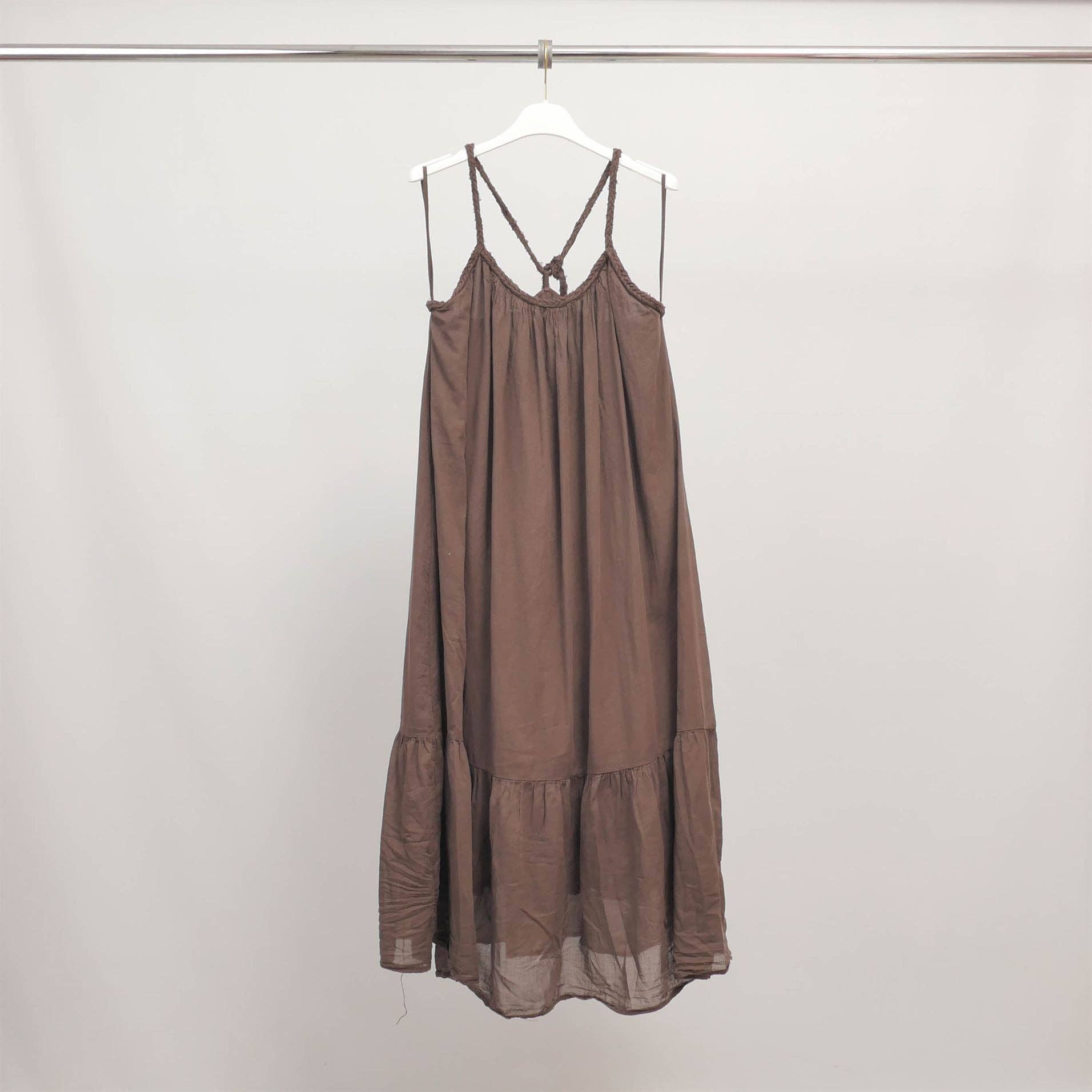 Abito lungo bohemien con spalline intrecciate e balza