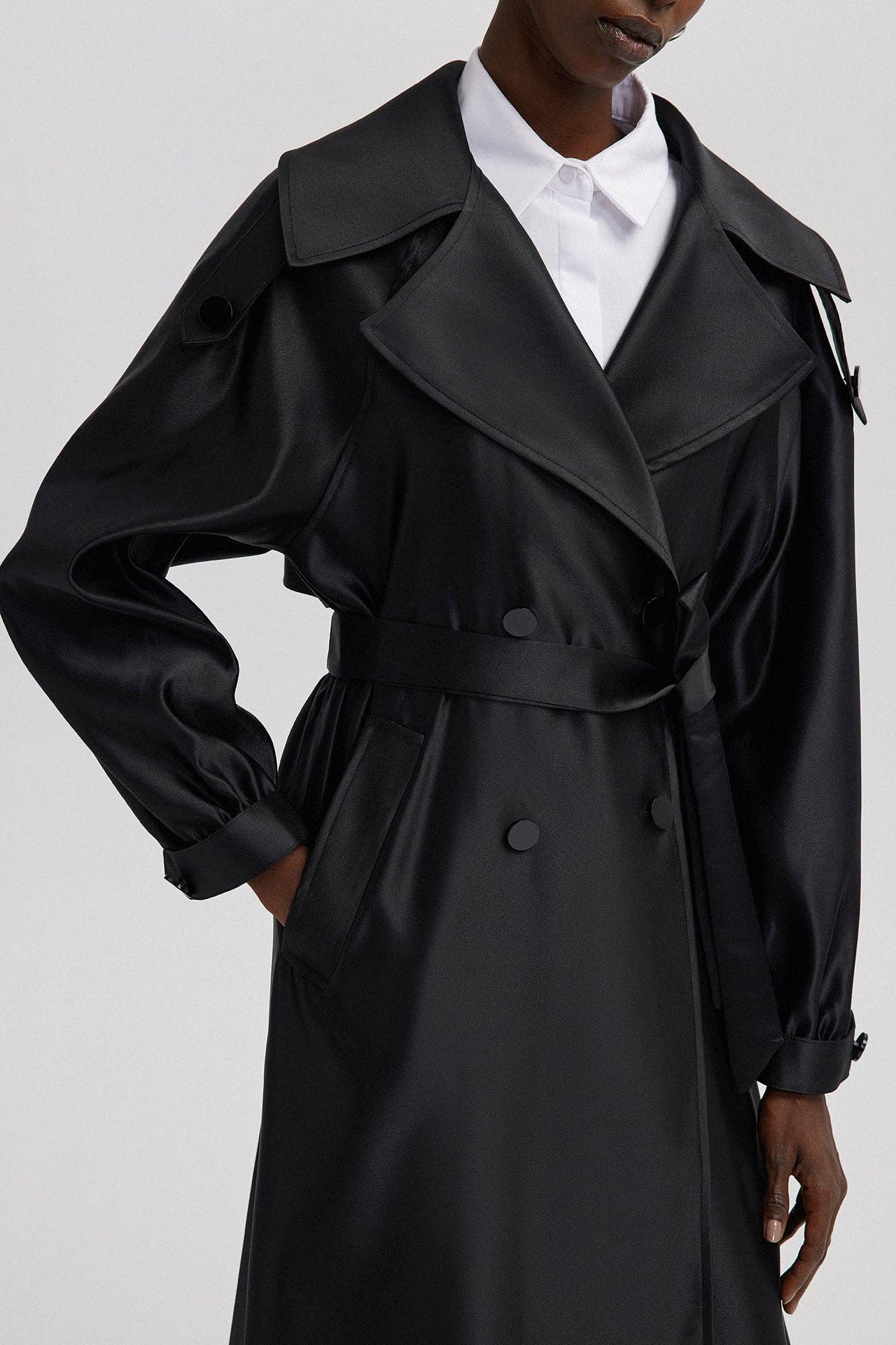 Cappotto trench effetto raso nero con cintura