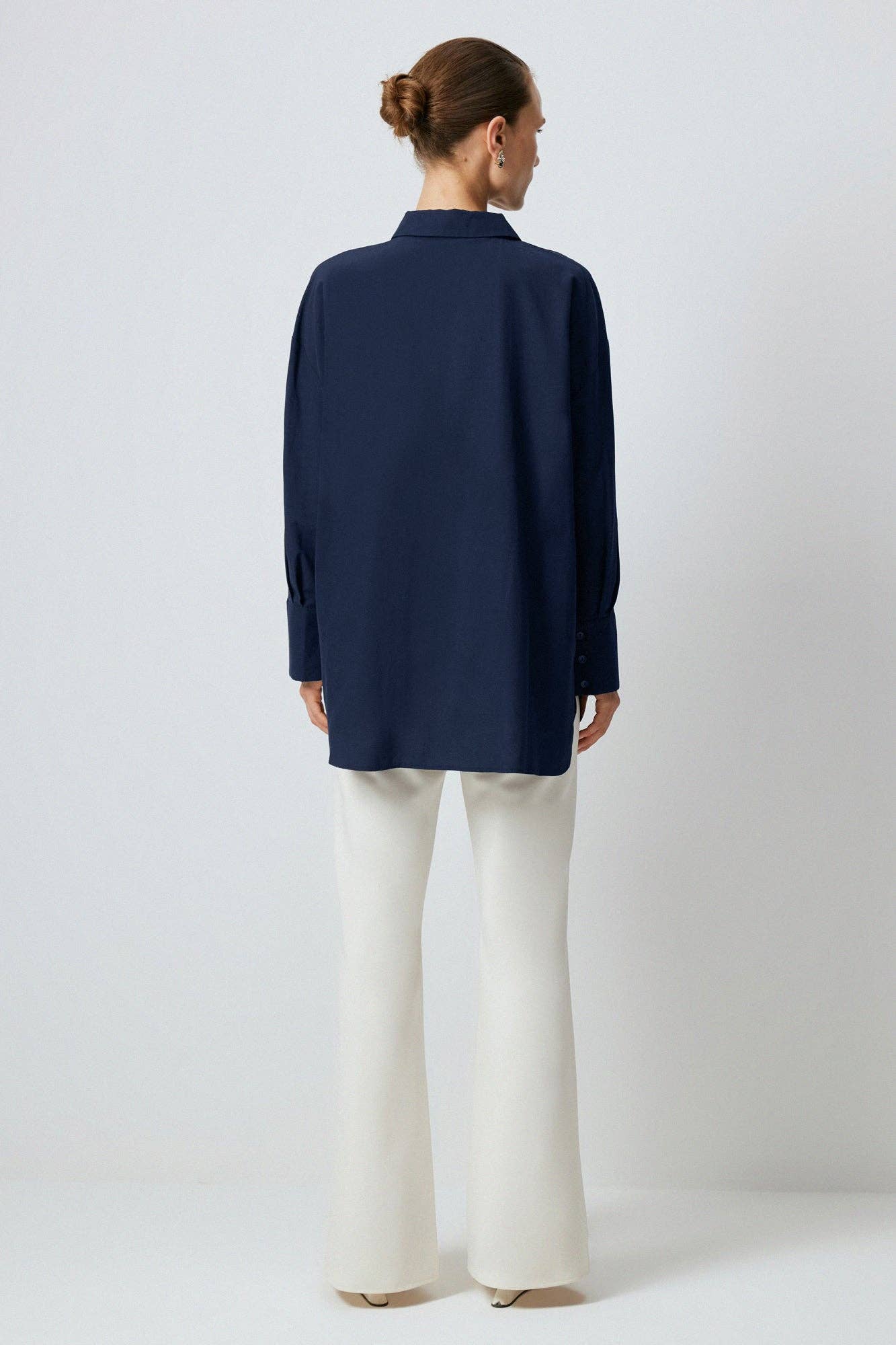 Camicia ricamata con applicazioni gioiello blu navy