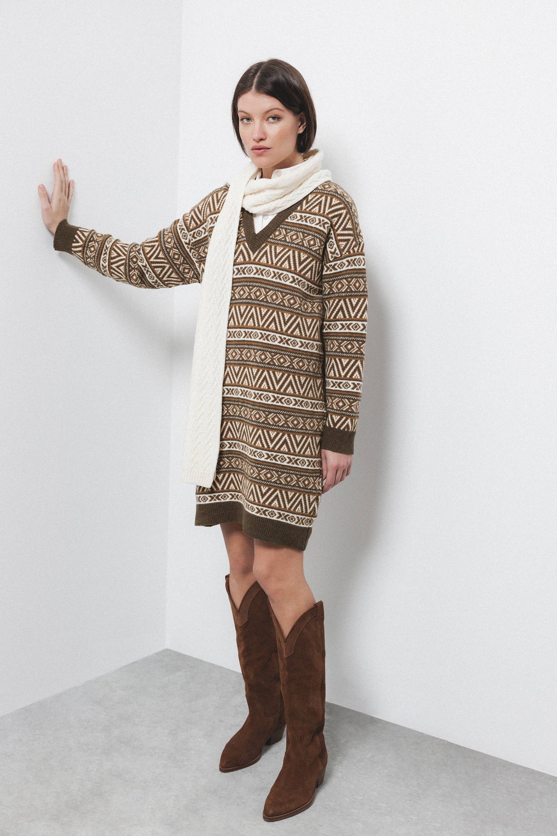Abito in maglia jacquard con scollo a V