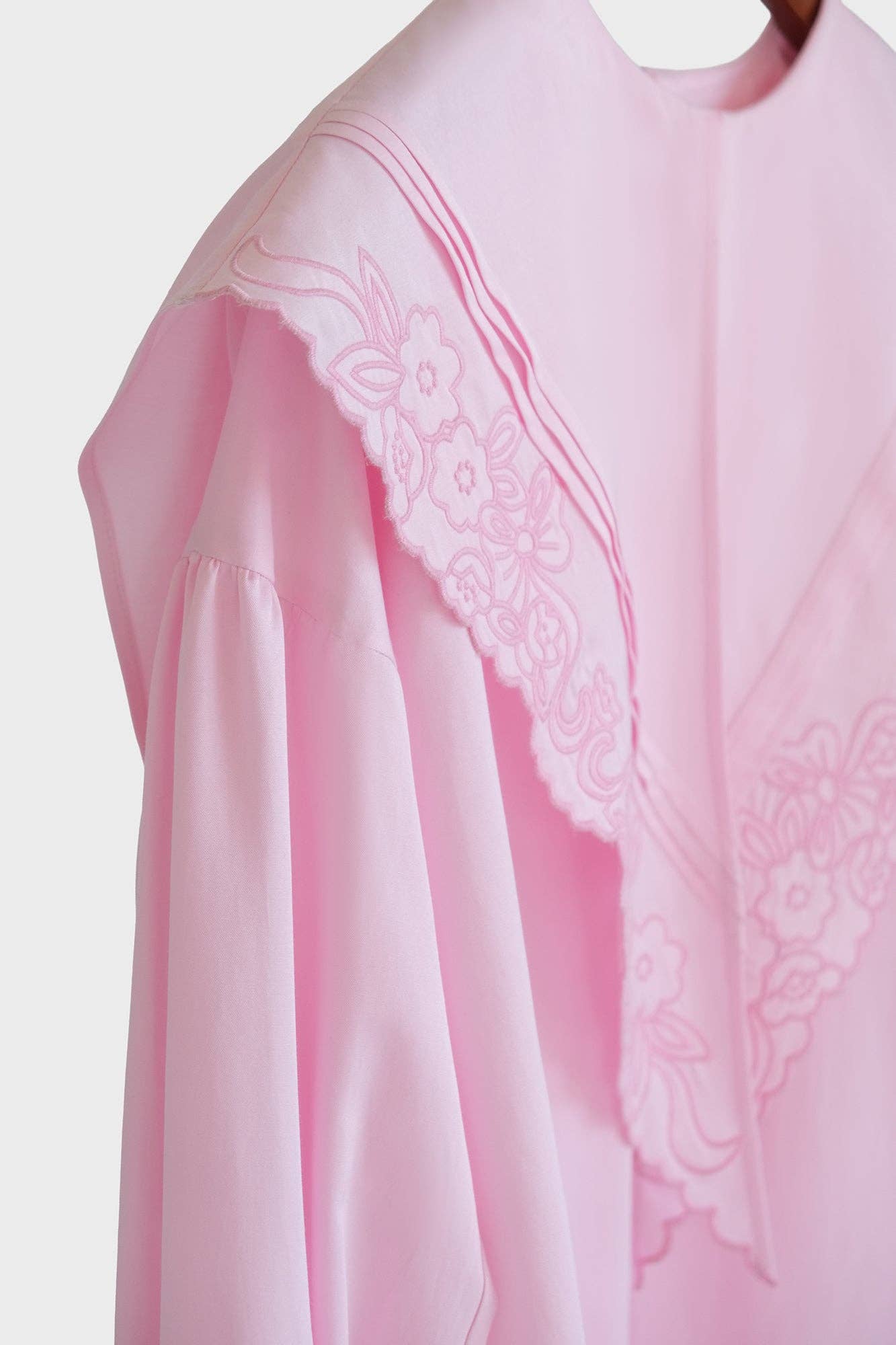 Tunica rosa con maxi colletto ricamato