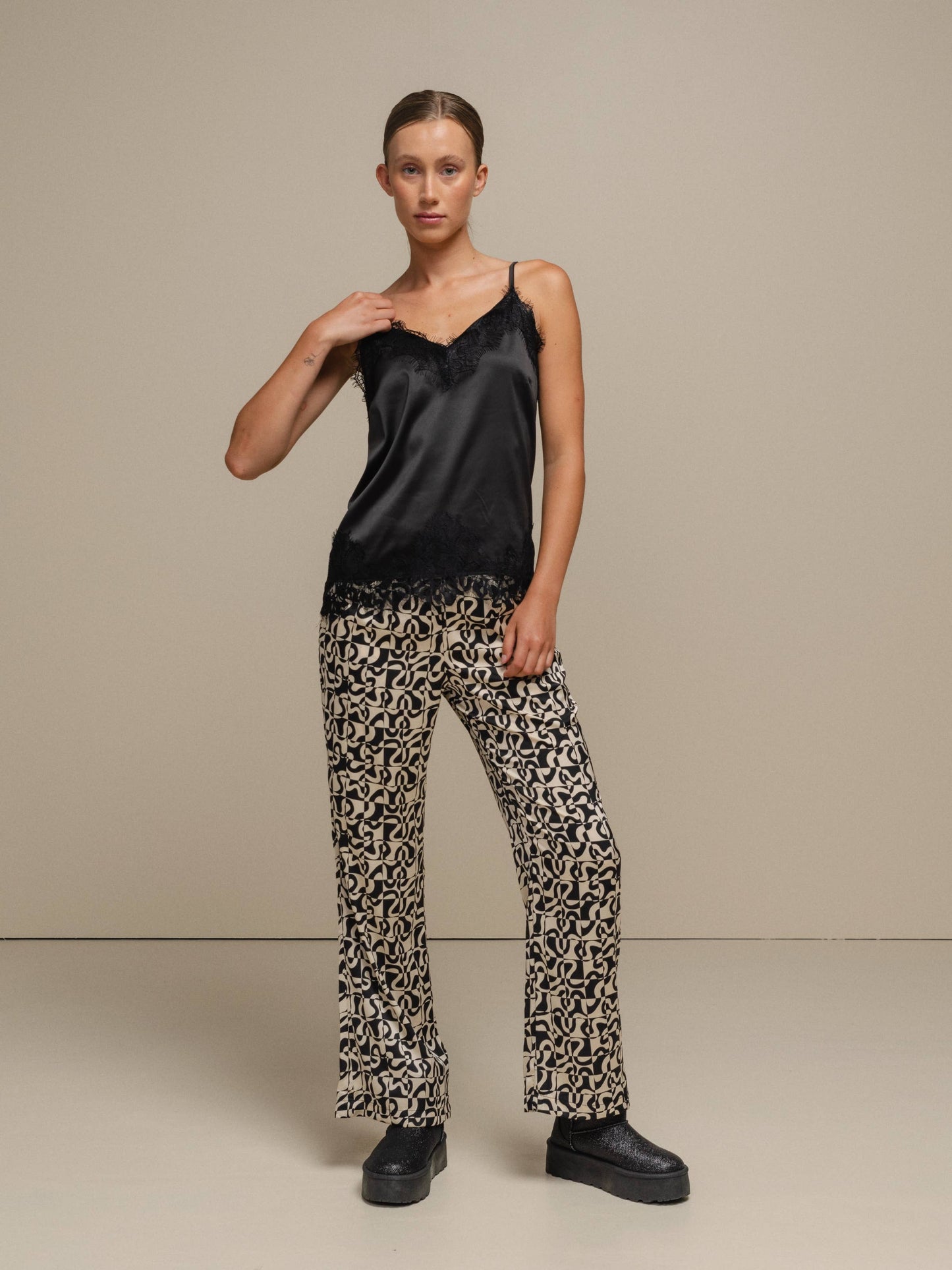 Top in raso con pizzo e spalline sottili