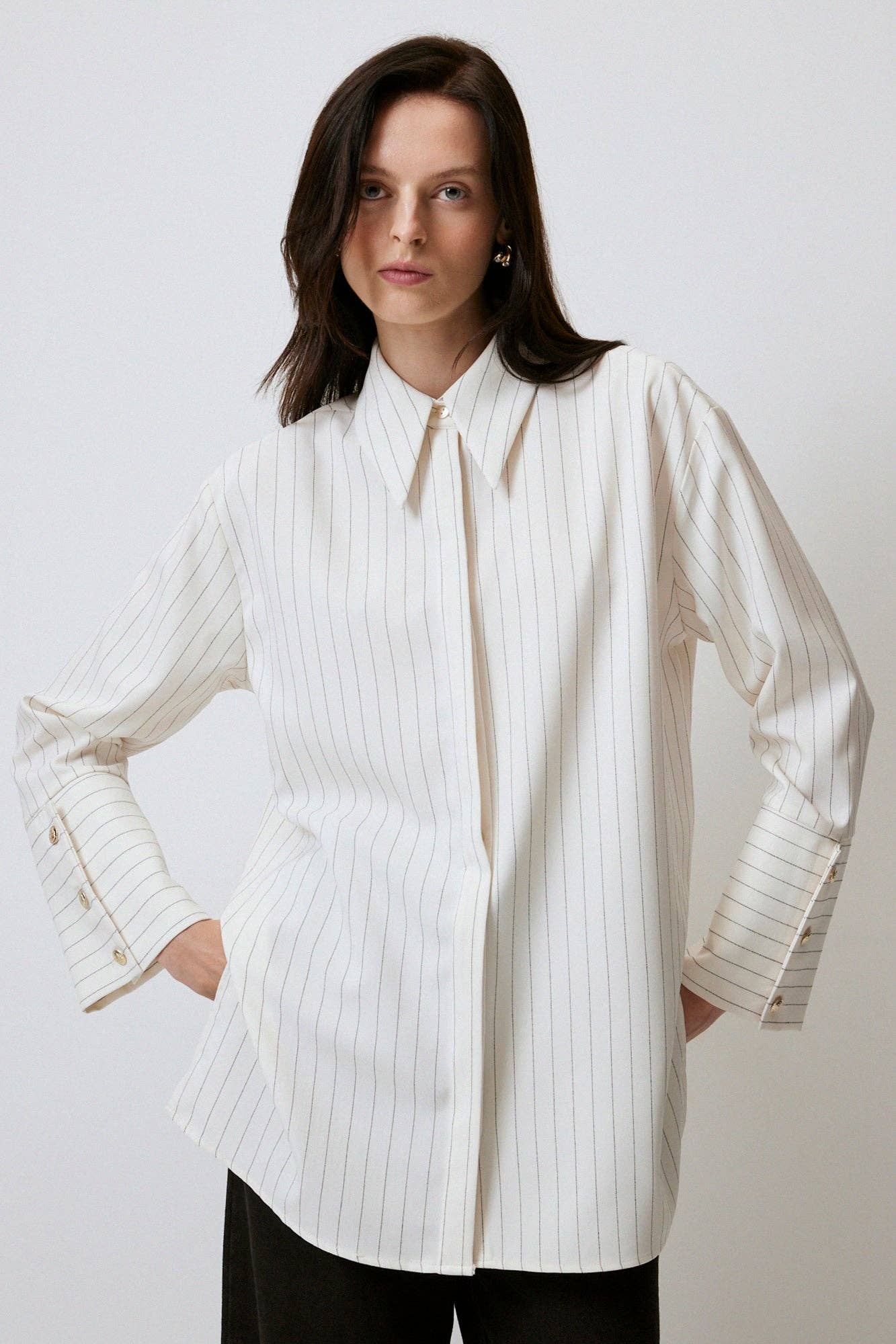 Camicia a righe crema con polsini maxi