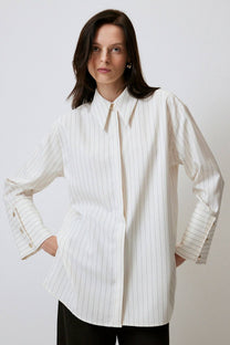 Camicia a righe crema con polsini maxi