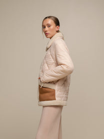 Giacca trapuntata bicolor con profili teddy e zip