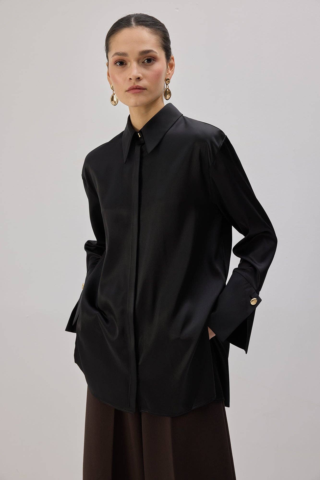 Camicia in raso nera con polsini maxi