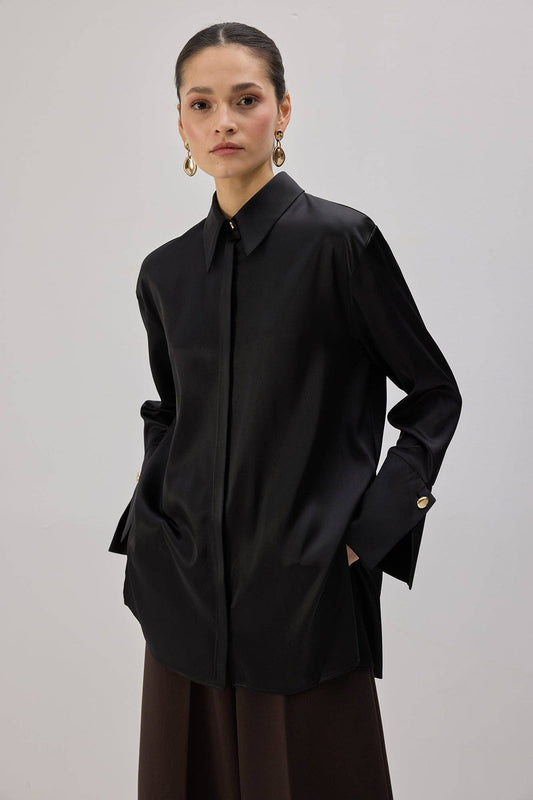 Camicia in raso nera con polsini maxi