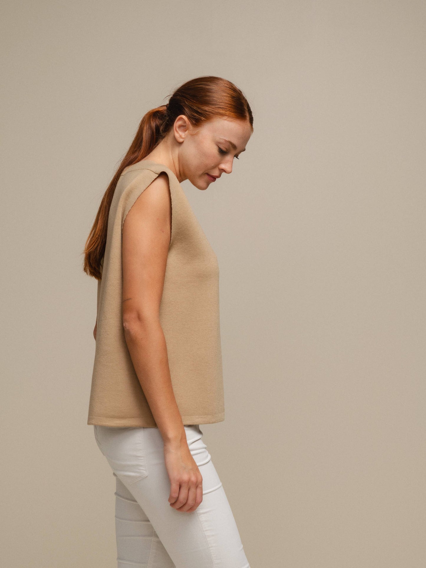 Maglione smanicato in maglia con scollo a V