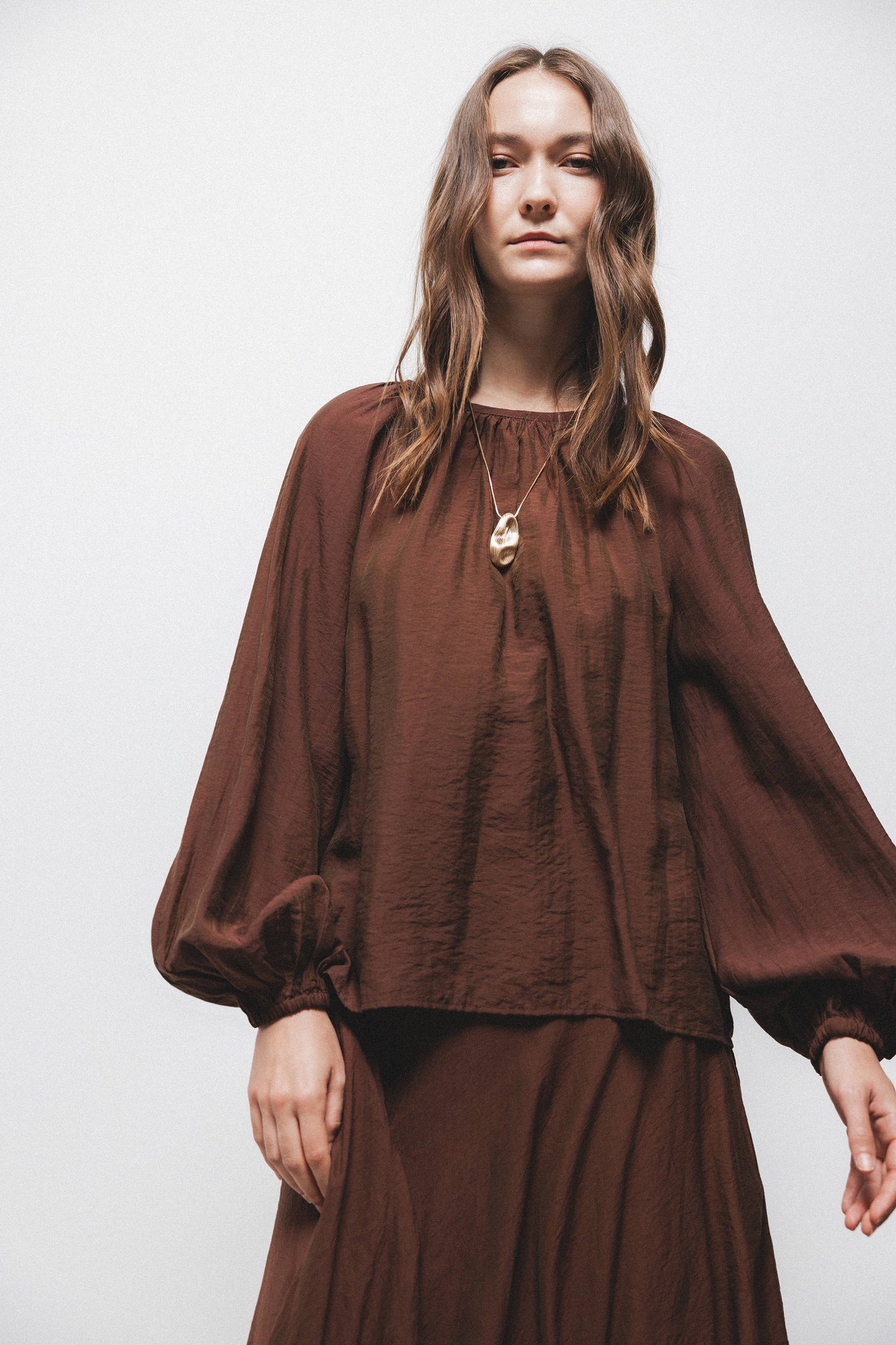 Blusa effetto stropicciato con maniche a palloncino