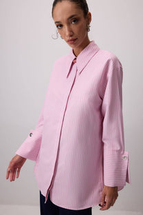 Camicia a righe rosa con polsini ampi