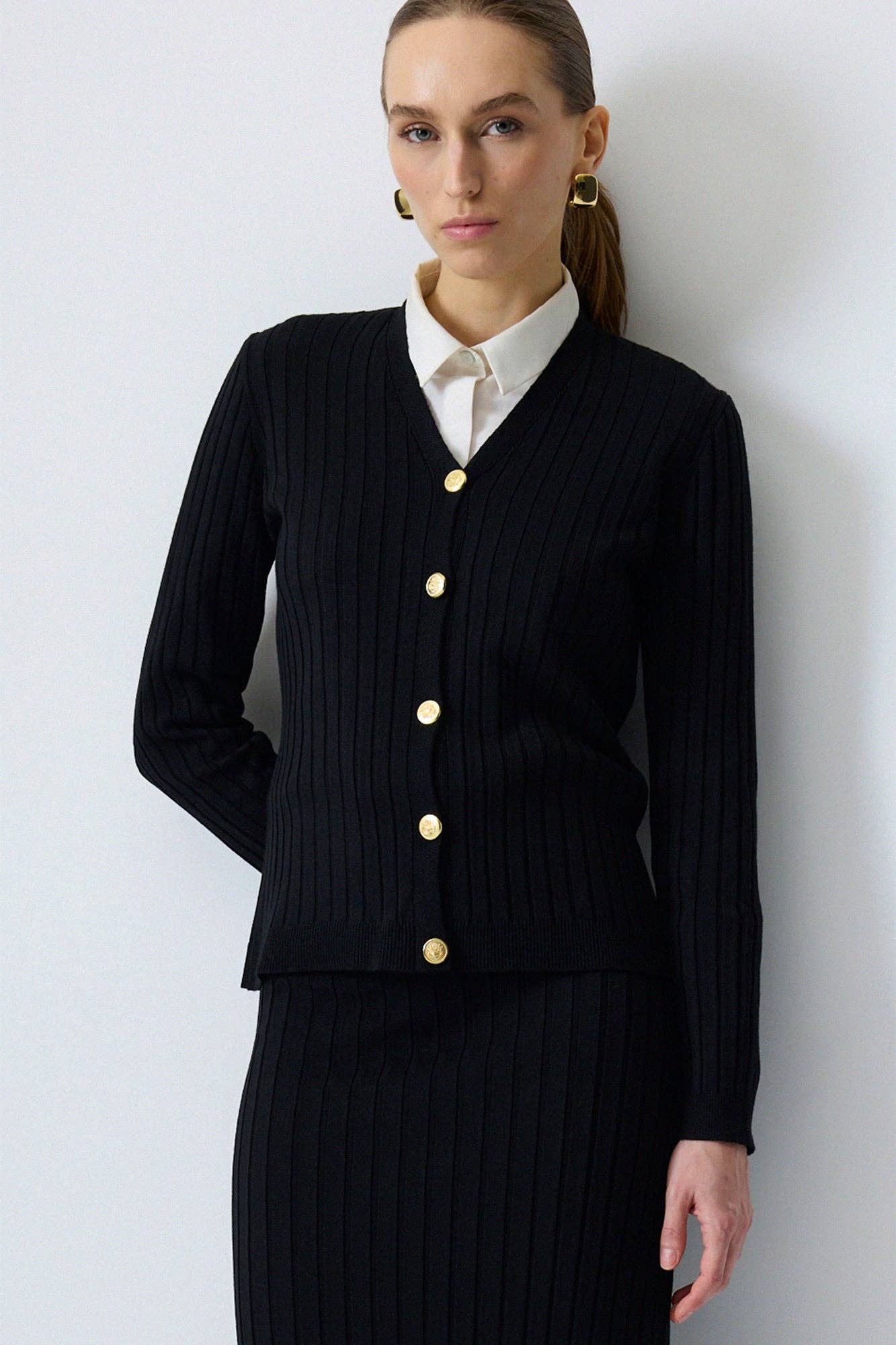 Set in maglia a coste con cardigan e gonna lunga nera