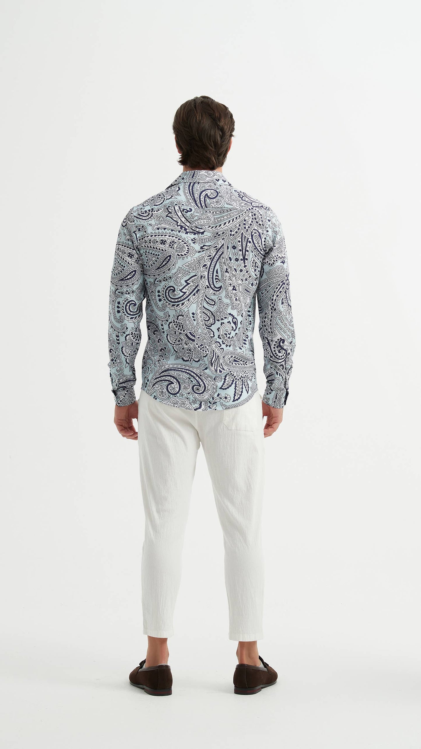 Camicia slim fit elasticizzata blu con stampa paisley