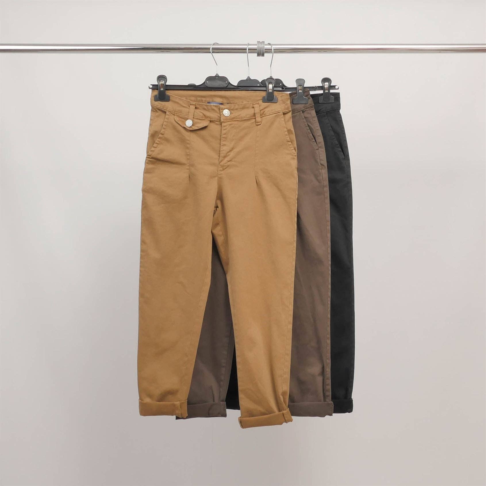 Pantaloni a carota a vita alta con risvolto