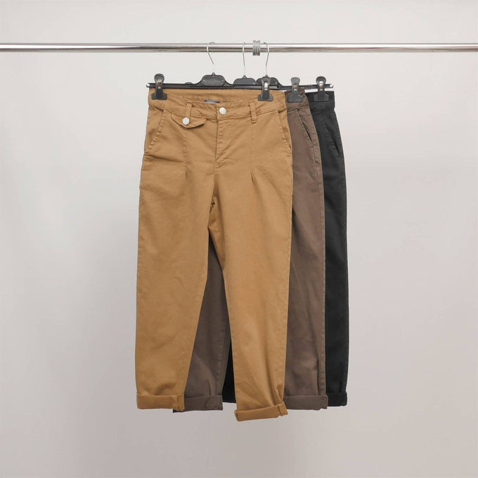 Pantaloni a carota a vita alta con risvolto