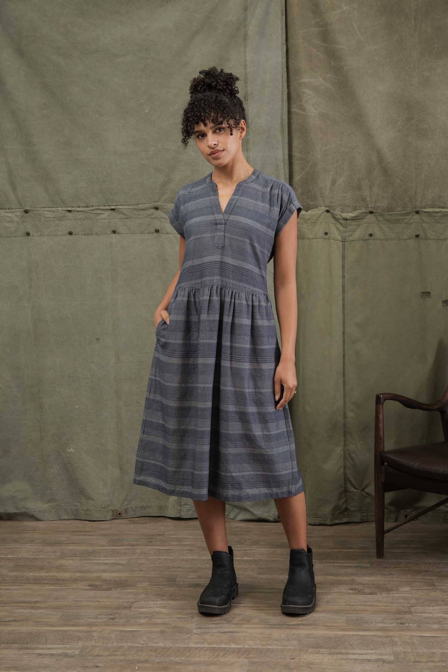 Abito midi Ira a righe con scollo a V