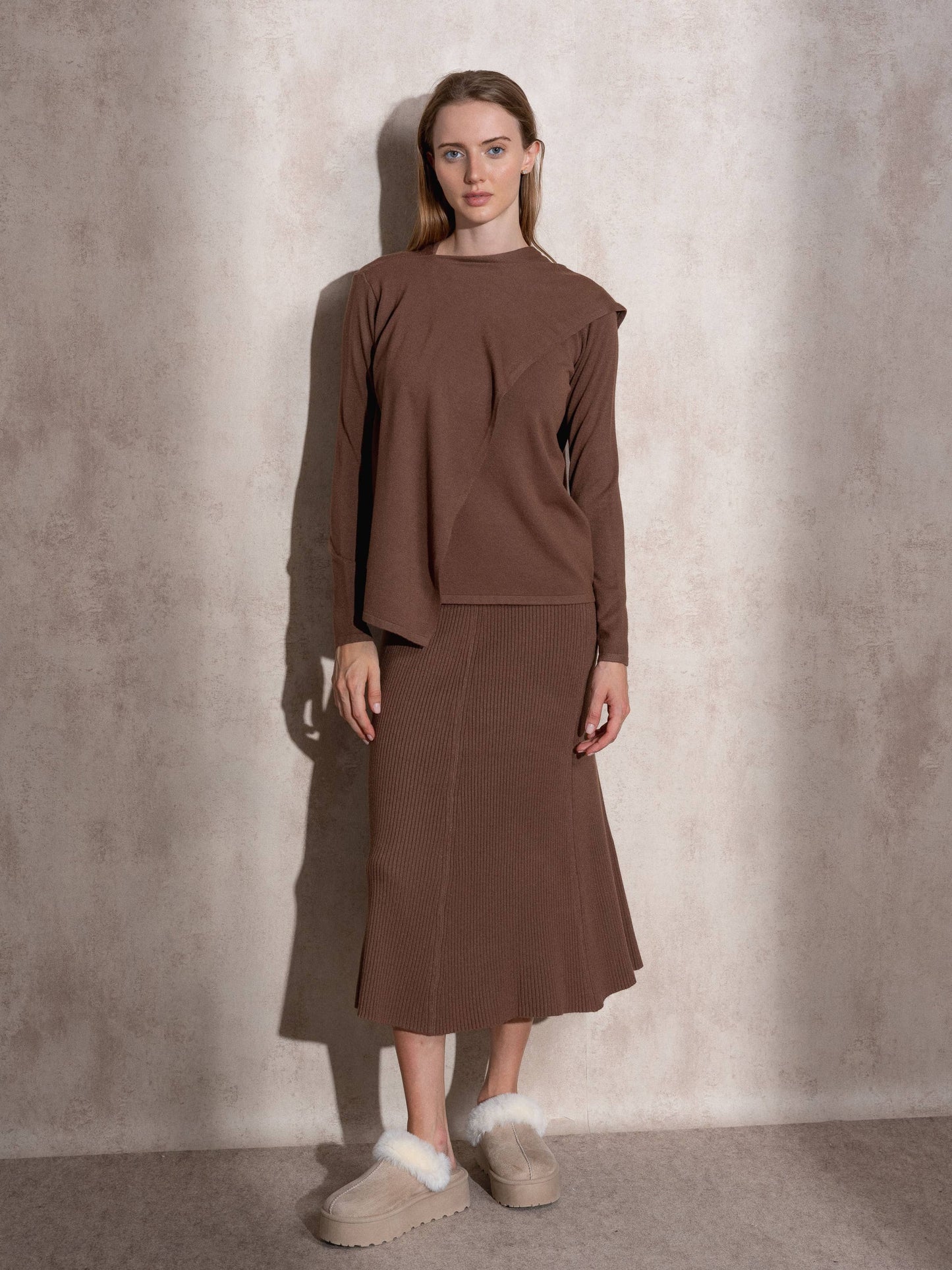 Maglione in maglia con sciarpa abbinata